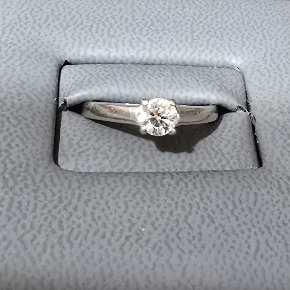 Stunning 14K White Gold Diamond Ring